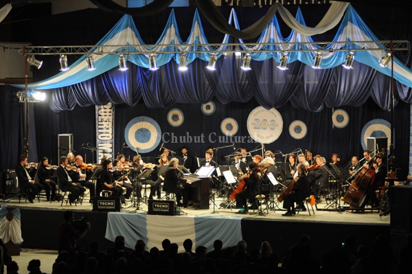 La Orquesta Juan de Dios Filiberto corono el acto del Bicentenario en Puerto Madryn