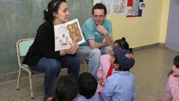 Voluntarios de Aluar promueven la lectura en escuelas y CDI’s