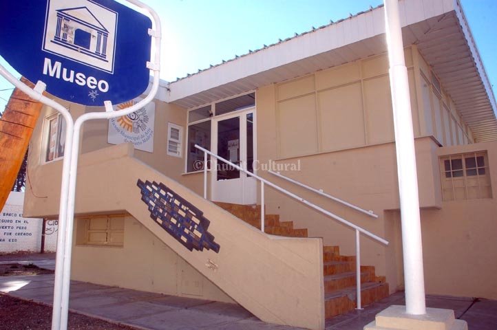 SALÓN MUNICIPAL DE ARTES VISUALES  PUERTO MADRYN  2011  Pintura, Escultura, Grabado, Cerámica, y Fotografía.