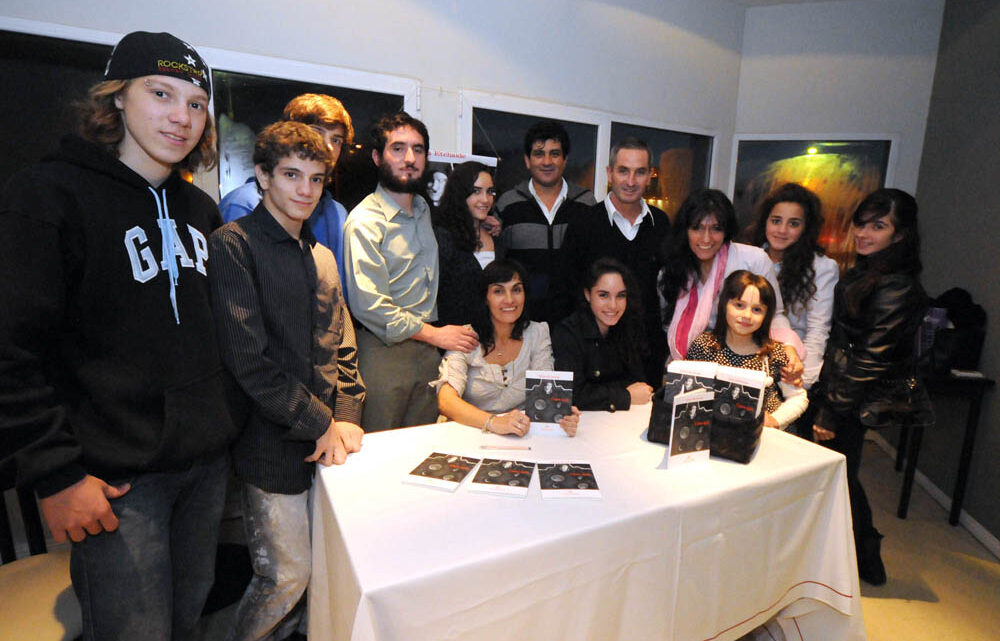 PRESENTARON “CUATRO LUNAS” EL PRIMER LIBRO DE SILVINA ETCHAIDE
