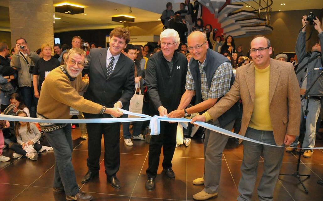 La apertura del simposio «contra viento y ceniza»