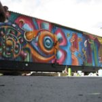 Artistas locales pintaron murales en los vagones