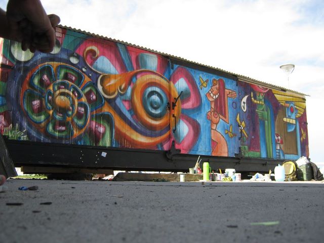 Artistas locales pintaron murales en los vagones