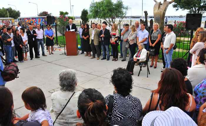 Homenaje oficial a las mujeres