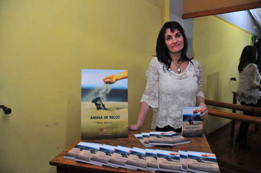 Silvia Etchaide presentó «Arena de reloj»