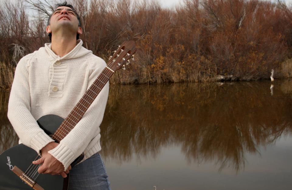 Presentación de César Riquelme, la voz romántica del folclore