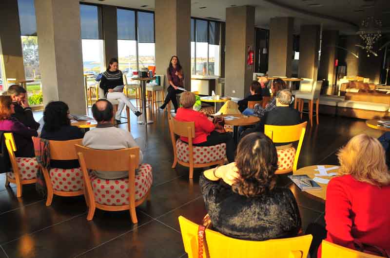 HUMOR Y ANÉCDOTAS EN LA CHARLA LITERARIA