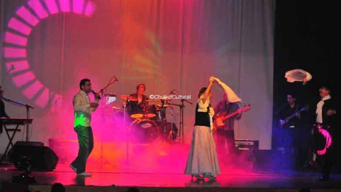 César Riquelme: Folclore, romanticismo y un show con todo