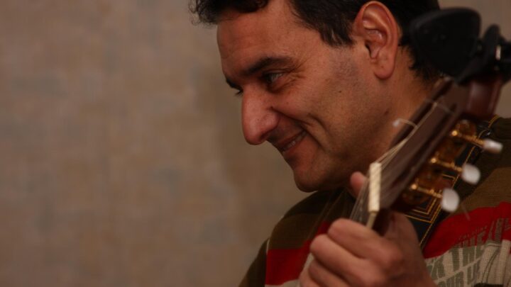 Rolo Diorio en living acústico