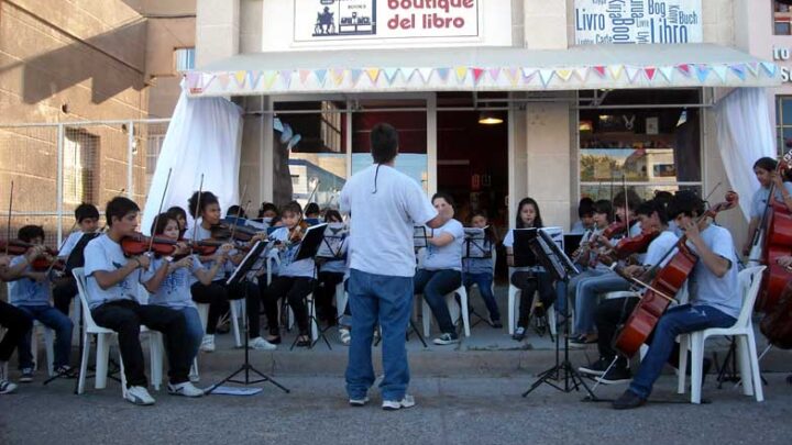 FINAL DE FIESTA CON ORQUESTA EN LA CALLE