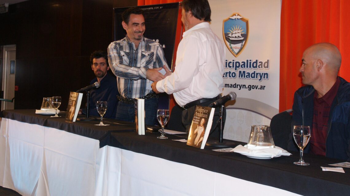 Gran convocatoria en la charla de Andahazi
