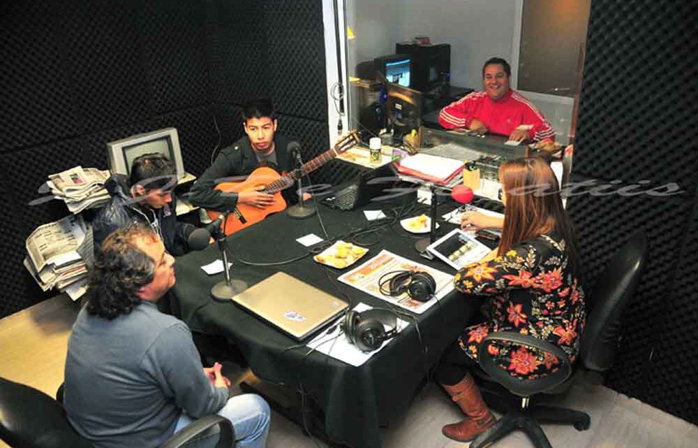 «Viernes acústicos en La Revuelta» FM Tiempo 99.1