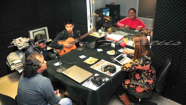 «Viernes acústicos en La Revuelta» FM Tiempo 99.1