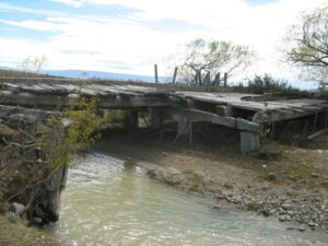 La foto corresponden al puente viejo sobre el arroyo Los Perros desde el cual las tropas abrieron el fuego y la sepultura masiva.