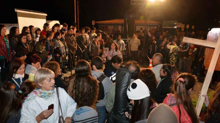 EL CORO INFANTO JUVENIL PRESENTE EN EL VIA CRUCIS SUBMARINO