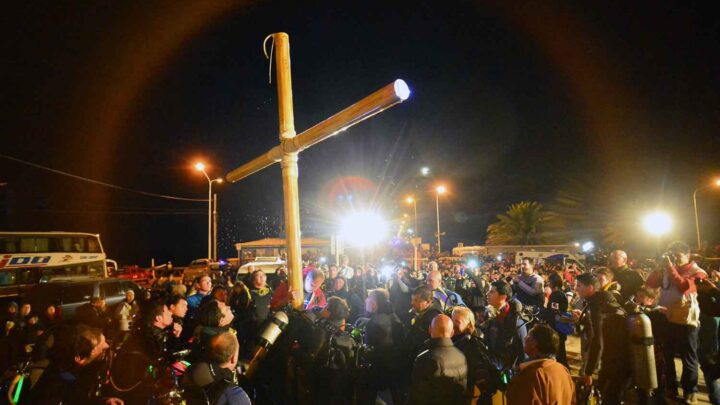 MULTITUDINARIO VIA CRUCIS SUBMARINO EN PUERTO MADRYN