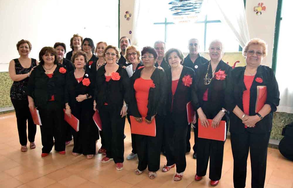 LOS COROS DE ADULTOS MAYORES SE REUNIERON EN EL COMEDOR INFANTIL
