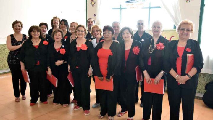 LOS COROS DE ADULTOS MAYORES SE REUNIERON EN EL COMEDOR INFANTIL