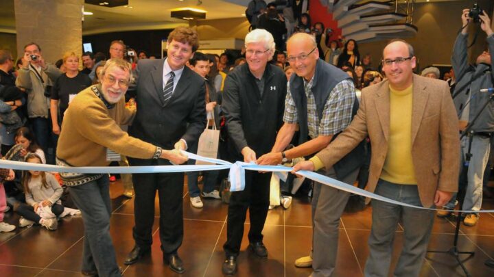 La apertura del simposio «contra viento y ceniza»
