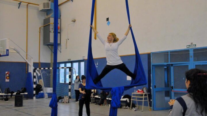 DANZA AÉREA POR UN ALIMENTO