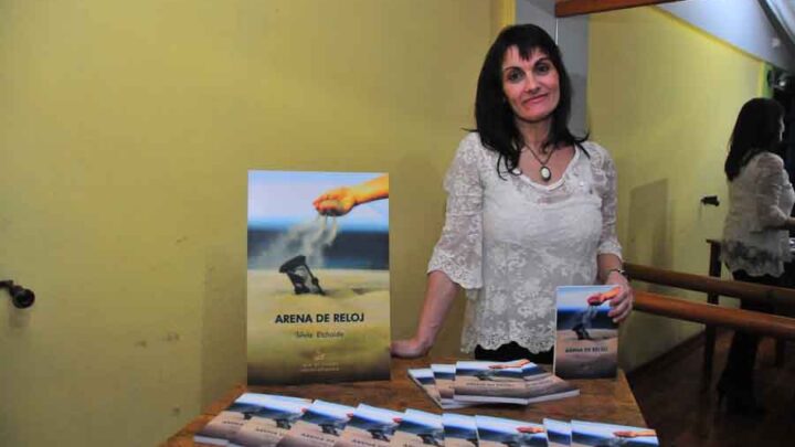 Silvia Etchaide presentó «Arena de reloj»