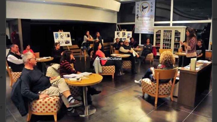 CHARLA LITERARIA CON NUTRIDO DEBATE
