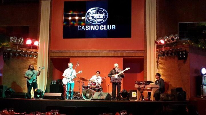 VIEJOS VERDES BLUES MACHINE EN PIRAMIDE