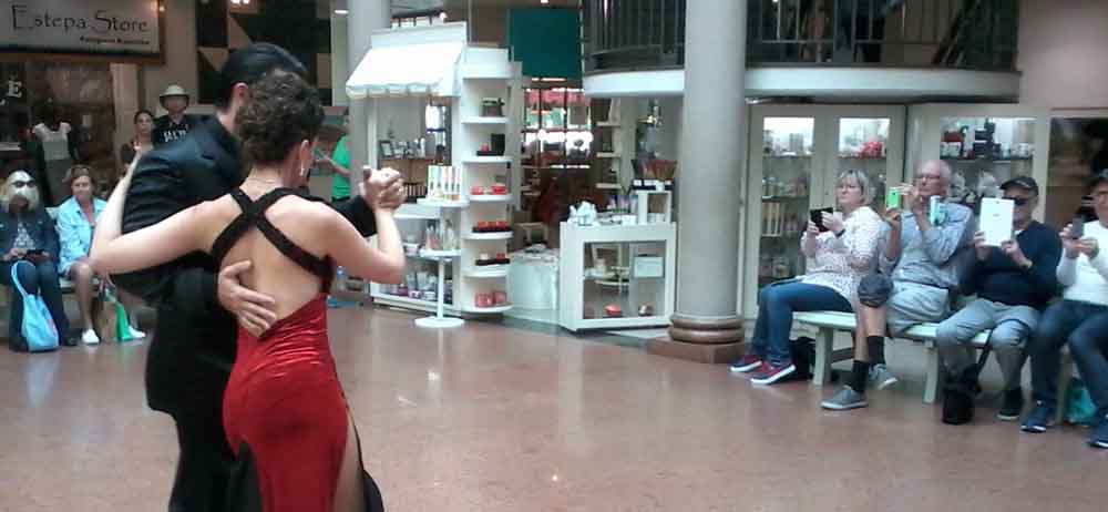 VARIADA ACTIVIDAD EN EL PORTAL DE MADRYN ENTRE TANGOS Y MUESTRAS