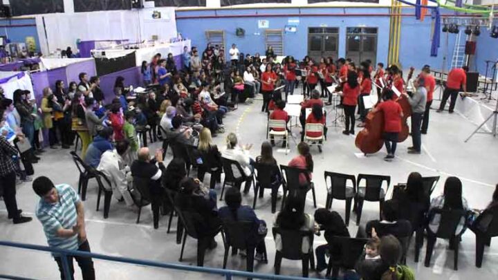 ARRANCO LA 1º FERIA INTERNACIONAL DEL LIBRO EN LA ESC 193