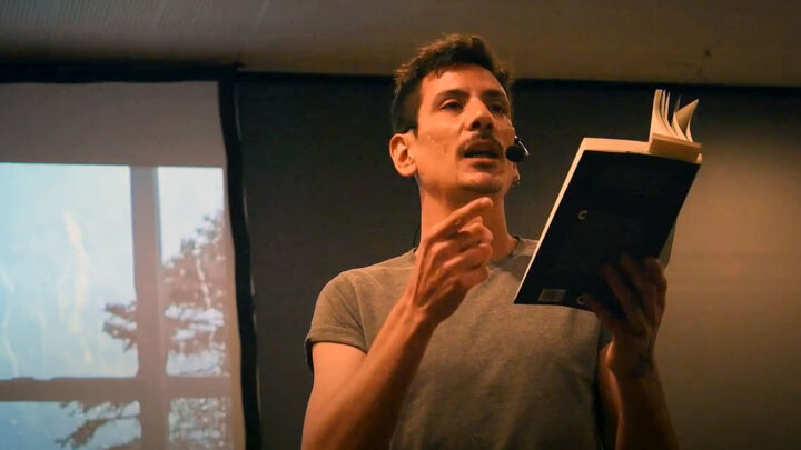 JUAN SOLÁ PRESENTA “ESCENAS NARRADAS DEL AMOR URGENTE” EN CHUBUT